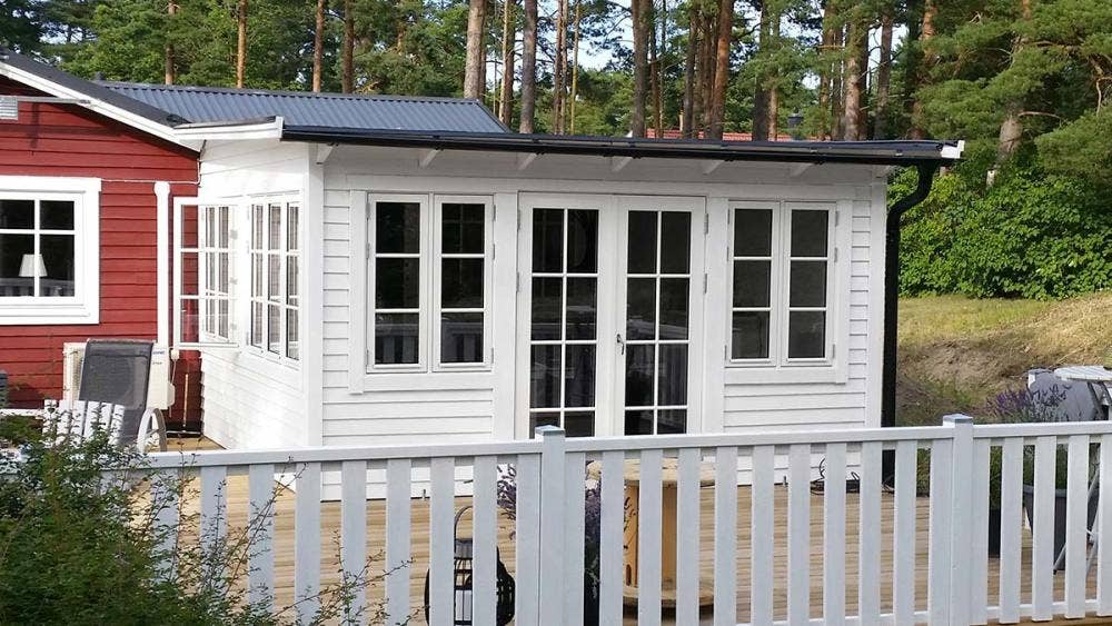 Uthus med dobbel balkongdør